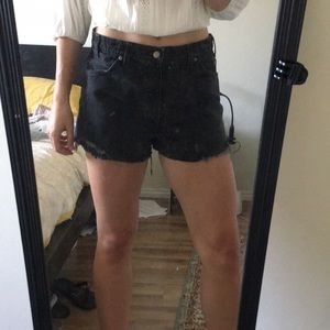 Black Levi’s jean shorts